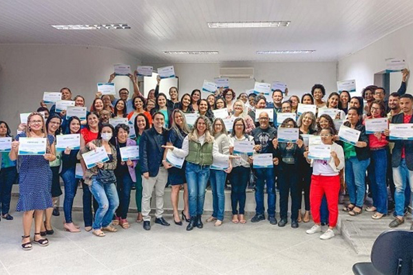 A prefeita Cordélia Torres com servidores de Eunápolis