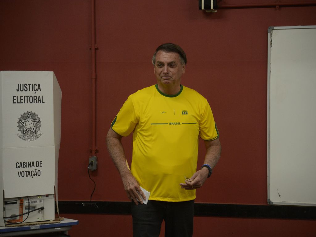 O presidente Jair Bolsonaro durante votação na Escola Municipal Rosa da Fonseca, no Rio de Janeiro, neste domingo (2)