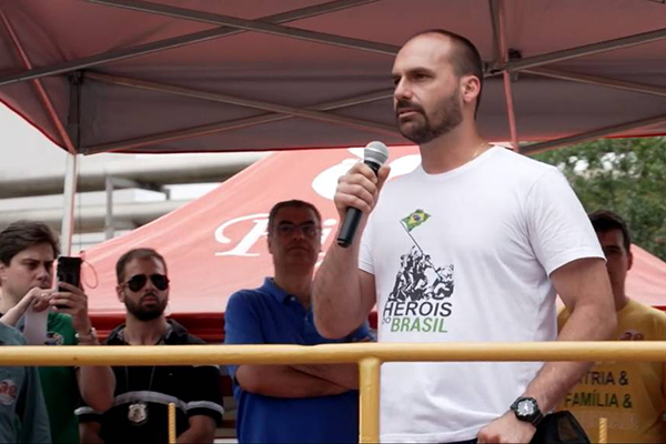 O deputado federal Eduardo Bolsonaro (PL-SP) fala a trabalhadores do frigorífico Rivelli, de Minas Gerais