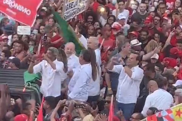 Geraldo Jr. em caminhada com Lula em Salvador