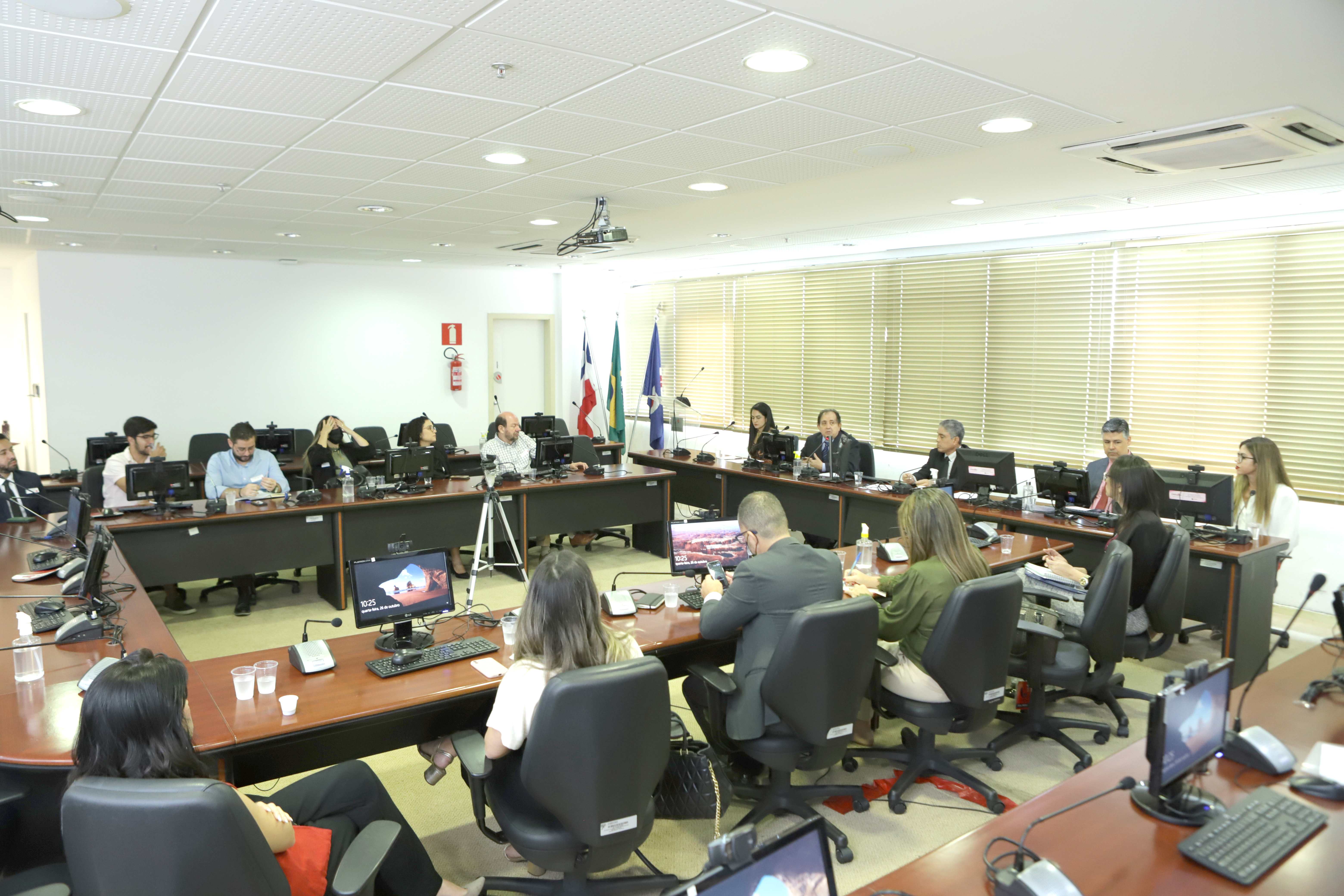 Participaram do encontro a Agência nacional de Energia Elétrica (Aneel), a Superintendência de Proteção e Defesa do Consumidor do Estado da Bahia (Procon) e a Diretoria de Ações de Proteção e Defesa do Consumidor do Município de Salvador (Codecon). Participaram do encontro a Agência nacional de Energia Elétrica (Aneel), a Superintendência de Proteção e Defesa do Consumidor do Estado da Bahia (Procon) e a Diretoria de Ações de Proteção e Defesa do Consumidor do Município de Salvador (Codecon).