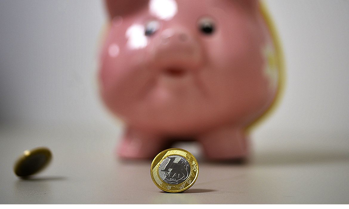 No mês passado, foram aplicados R$ 356,6 bilhões, contra saques da ordem de R$ 371,6 bilhões