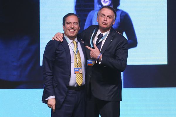 O ex-presidente da Caixa Pedro Duarte Guimarães e o ex-presidente Jair Bolsonaro