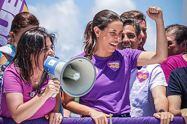 Raquel Lyra, ao centro, durante carreata de campanha para o Governo de Pernambuco