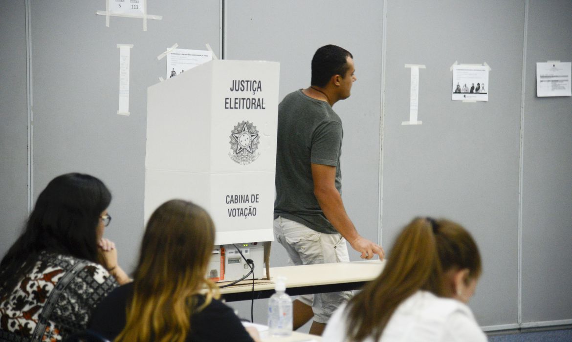 TSE começa a apurar votos logo após fechamento das urnas TSE começa a apurar votos logo após fechamento das urnas