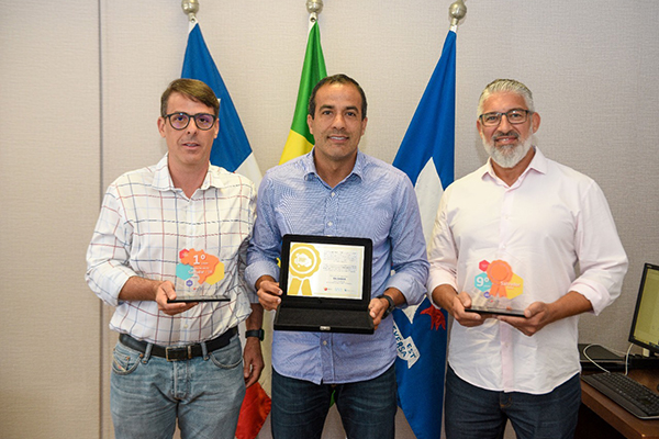 O secretário e subsecretário da Semit, Samuel Araújo e Wlader Peres, com o prefeito Bruno Reis