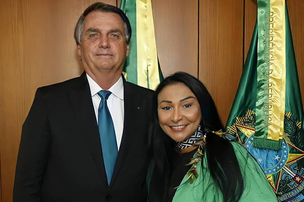 Bolsonaro e Sílvia Waiãpi
