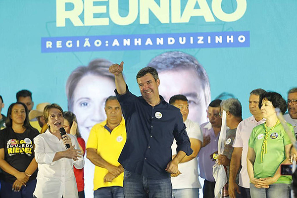 Eduardo Riedel (PSDB) durante campanha ao governo de MS ao lado da ex-ministra Tereza Cristina (PP)