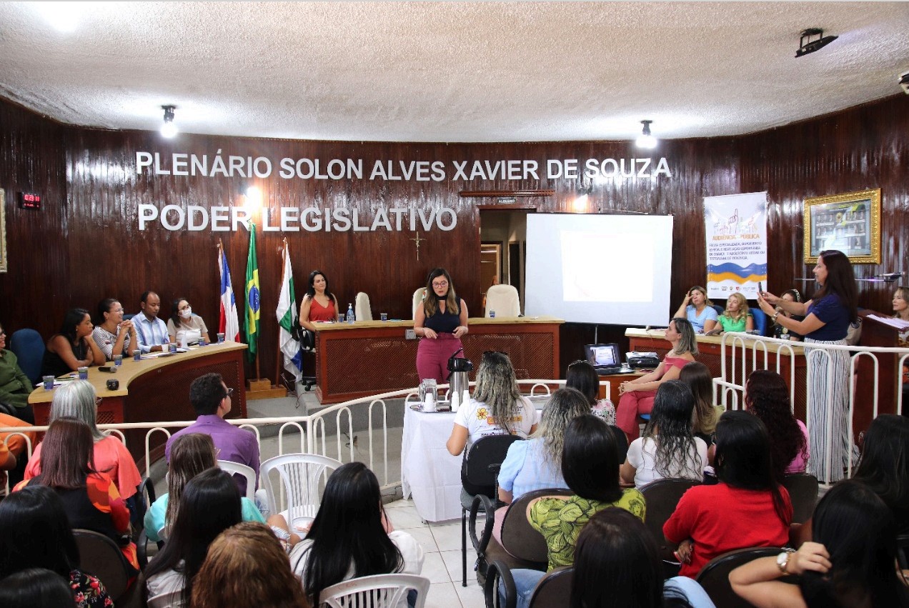A promotora de Justiça lembrou aos participantes que a Lei 13.431/2017 trata dos princípios norteadores de atendimento protetivo e dispõe sobre a escuta especializada.
