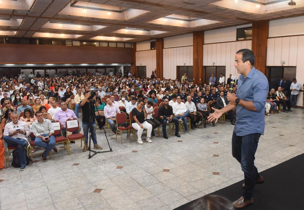 Prefeito Bruno Reis (União Brasil) durante encontro com servidores de Salvador realizado na manhã desta quinta-feira (10)