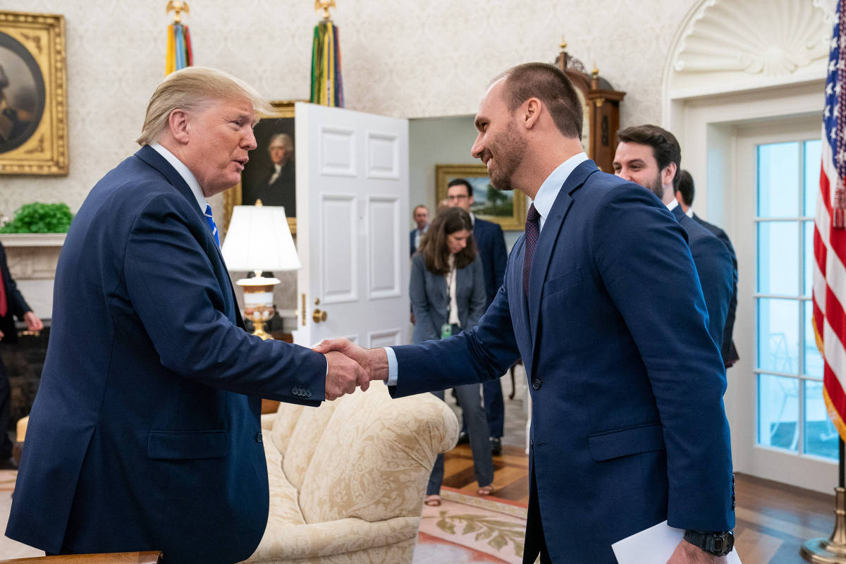 Donald Trump e Eduardo Bolsonaro durante encontro nos Estados Unidos em 2019