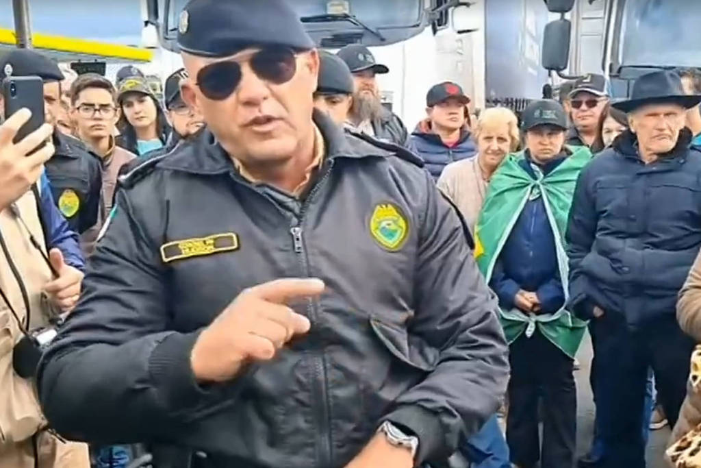 Comandante-geral da PM do Paraná, coronel Hudson Teixeira negocia com golpistas que bloqueiam a BR-277: 'Na verdade, a gente está prevaricando', diz