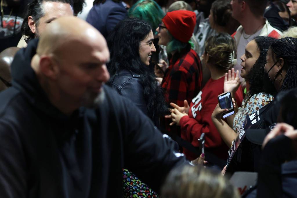 Estado de saúde de John Fetterman, casado com brasileira engajada na disputa, virou tema da corrida na Pensilvânia Estado de saúde de John Fetterman, casado com brasileira engajada na disputa, virou tema da corrida na Pensilvânia