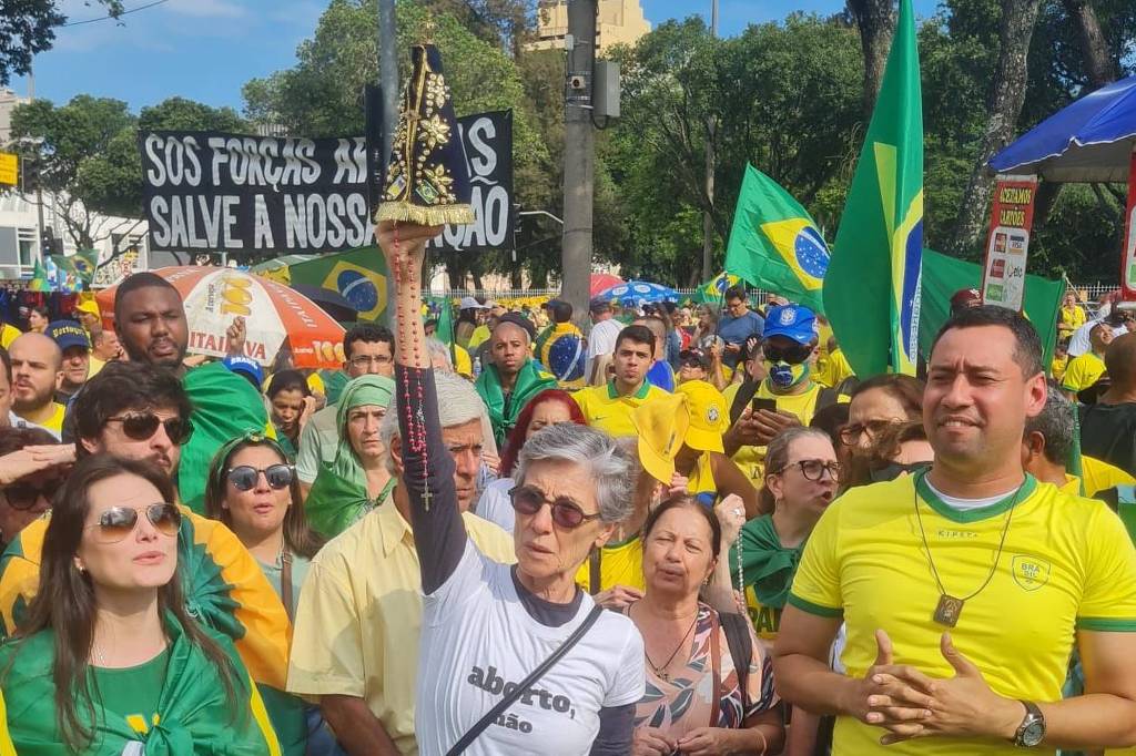 Com camiseta que diz 'aborto, não', atriz da Globo reza em meio a manifestantes