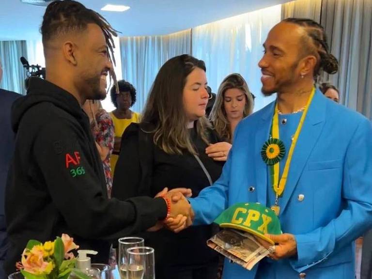 O comunicador Rene Silva, do Complexo do Alemão, presenteou o heptacampeão mundial de Fórmula 1 nesta segunda-feira (7), em Brasília