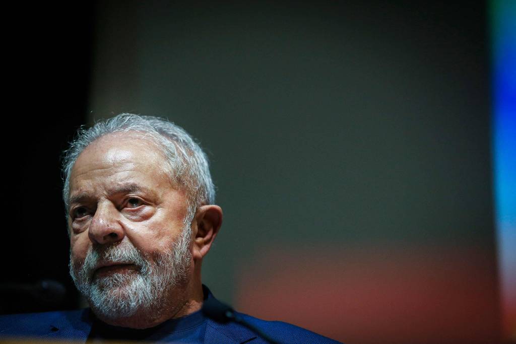 Presidente eleito realizou microcirurgia, recomendada após surgimento de manchas brancas na garganta