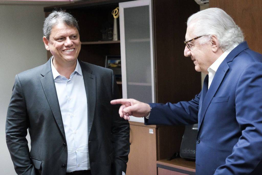 O governador eleito, Tarcísio de Freitas (Republicanos), conversa com o coordenador da transição, Guilherme Afif (PSD), no edifício Cidade 1, em São Paulo