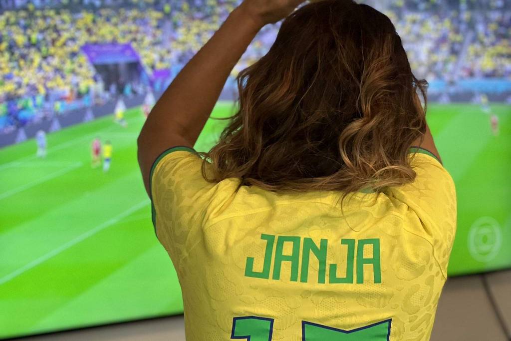 Primeira-dama acompanha estreia do país no torneio com as cores da bandeira