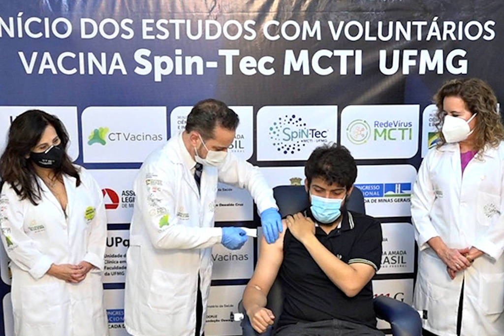 O estudante de mestrado em microbiologia da UFMG João Vitor Rodrigues Pessoa Carvalho, 24, recebeu nesta sexta-feira (25) dose da vacina SpiN-Tec, desenvolvida pela universidade, no início da fase de testes em humanos do imunizante O estudante de mestrado em microbiologia da UFMG João Vitor Rodrigues Pessoa Carvalho, 24, recebeu nesta sexta-feira (25) dose da vacina SpiN-Tec, desenvolvida pela universidade, no início da fase de testes em humanos do imunizante