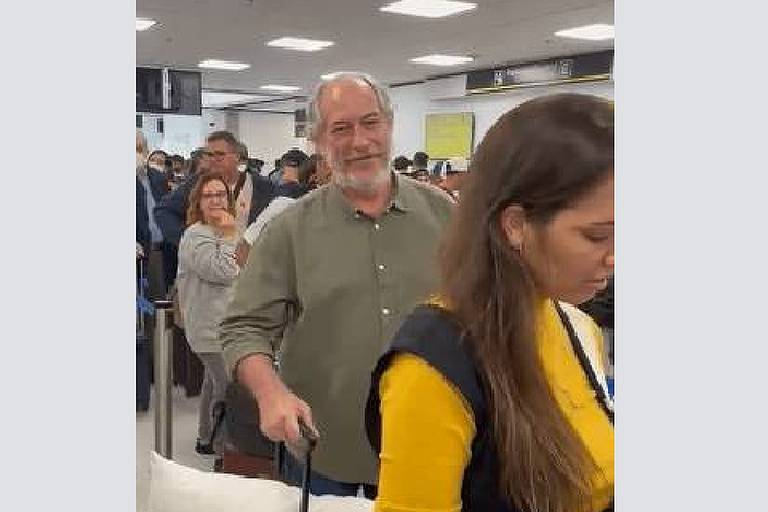 Ex-presidenciável estava acompanhado da esposa e não respondeu às provocações, mostra vídeo