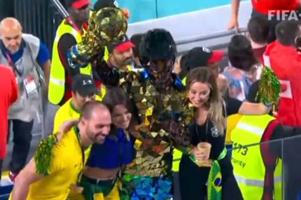 Eduardo Bolsonaro e sua esposa são flagrados no Qatar curtindo jogo a Copa Eduardo Bolsonaro e sua esposa são flagrados no Qatar curtindo jogo a Copa