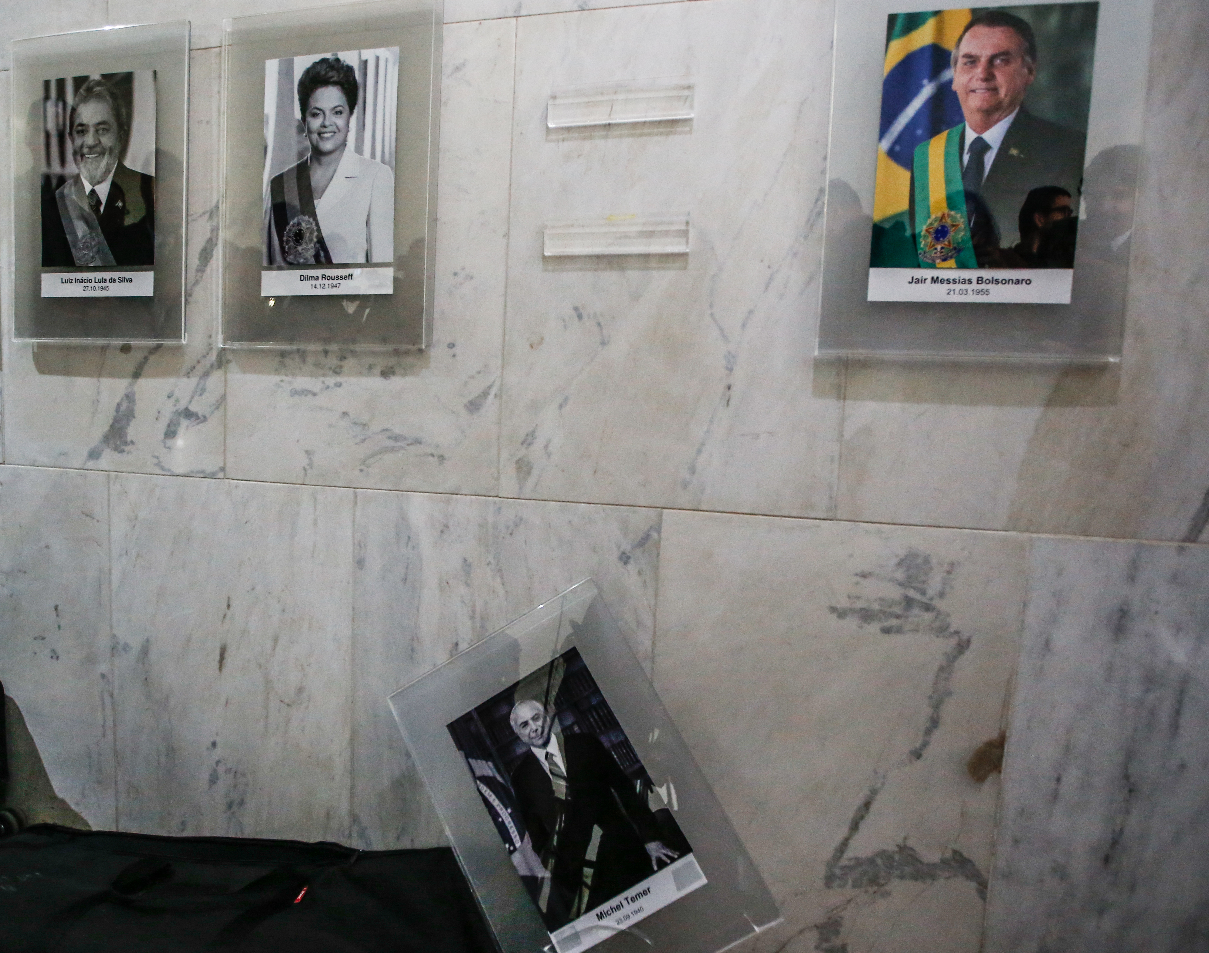 Quadro de Michel Temer na galeria de presidentes do Planalto cai no chão e quebr Quadro de Michel Temer na galeria de presidentes do Planalto cai no chão e quebr