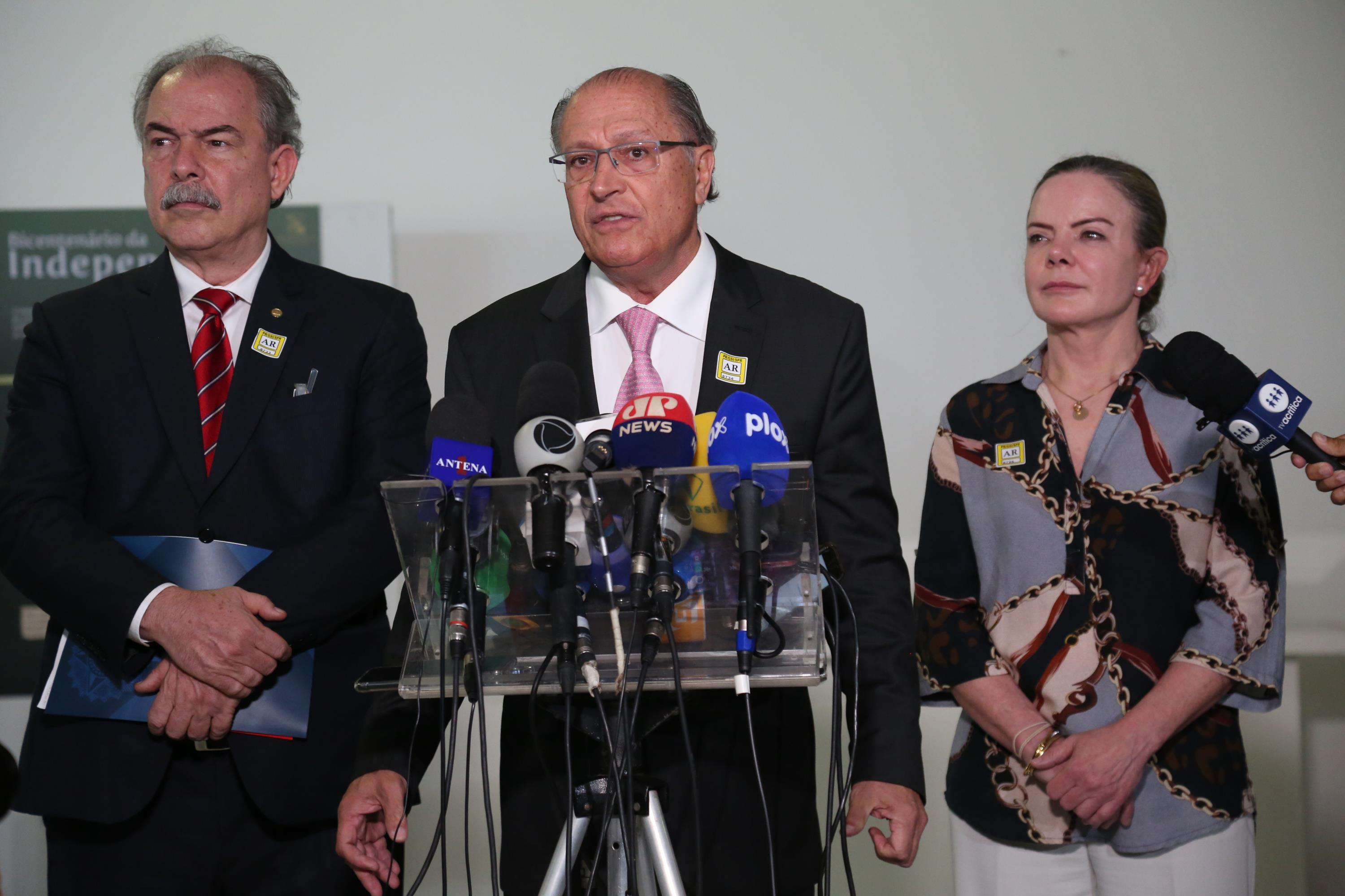 Comandada por Geraldo Alckmin (centro), equipe de transição de Lula tem Aloizio Mercadante (esq.) e Gleisi Hoffmann (dir.) 