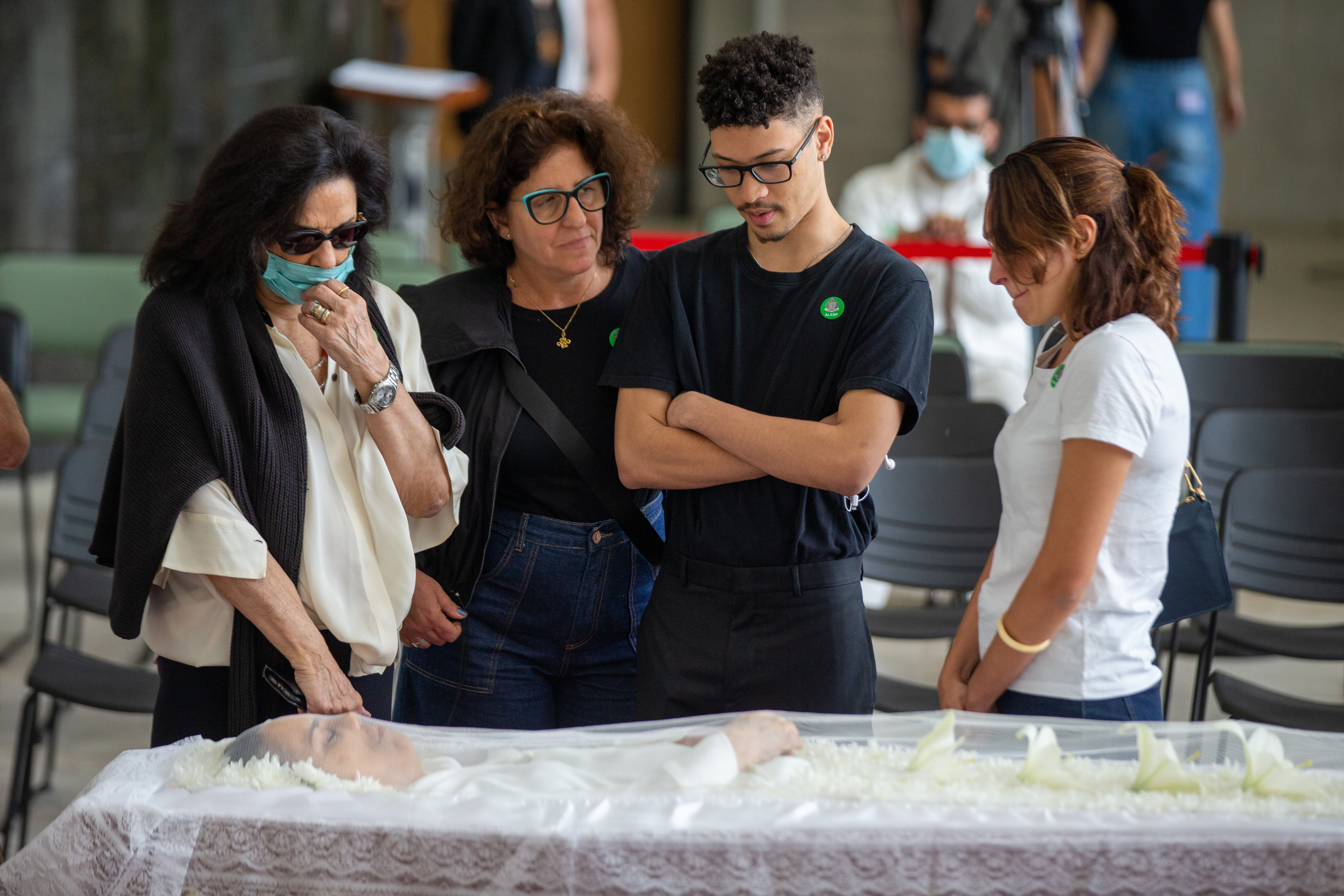Gal Costa é velada com artistas aos prantos e clima de tensão política