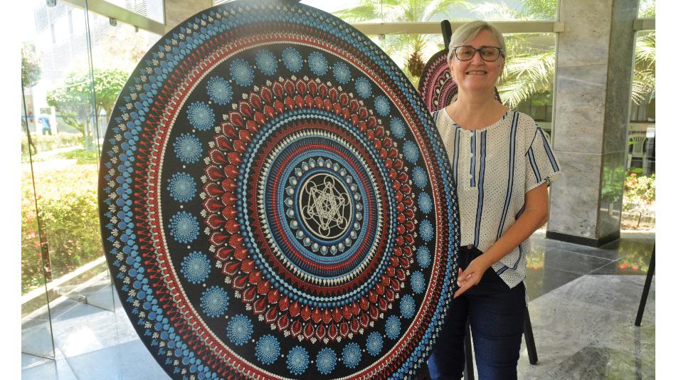 Diretamente de Irecê, no sertão baiano, para a capital Salvador, foi a primeira vez que a artista Elizabete Moitinho resolveu apresentar ao público o seu trabalho, composto de 14 mandalas, 9 móbiles e 10 incensários Diretamente de Irecê, no sertão baiano, para a capital Salvador, foi a primeira vez que a artista Elizabete Moitinho resolveu apresentar ao público o seu trabalho, composto de 14 mandalas, 9 móbiles e 10 incensários