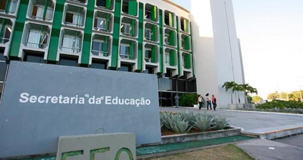 As recomendações foram expedidas à SEC para que adote as providências administrativas cabíveis no sentido de requalificar as unidades de ensino As recomendações foram expedidas à SEC para que adote as providências administrativas cabíveis no sentido de requalificar as unidades de ensino