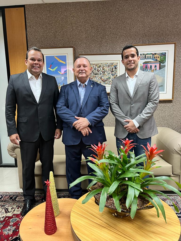Geraldo Júnior (MDB), vice-governador eleito da Bahia, Adolfo Menezes (PSD) e o deputado estadual eleito Matheus de Geraldo Júnior (MDB)