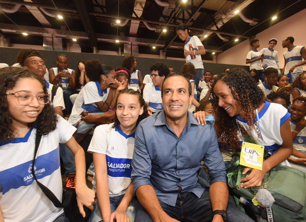 Prefeito Bruno Reis (União Brasil) com estudantes da rede municipal de Salvador, na Bienal do Livro