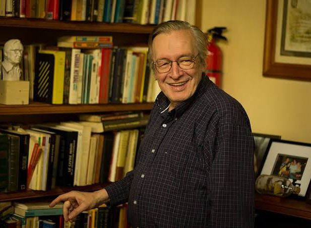 O pedido do edil é que o atual 2º trecho da Perimetral, que vai da Avenida Juracy Magalhães à Avenida da Integração (Rio Bahia), seja chamado de Avenida Olavo de Carvalho. 