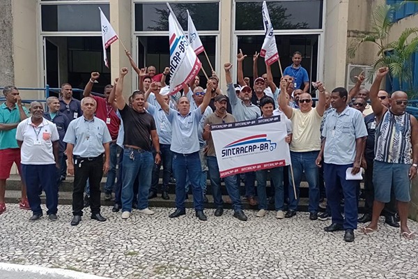 Mobilização do Sintracap-BA em frente à Embasa