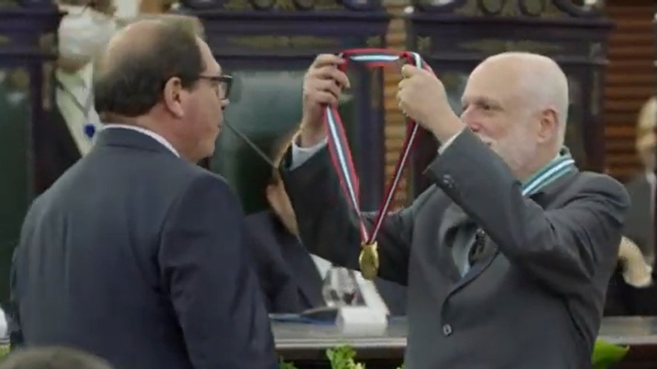 Presidente do TJ-BA Nilson Castelo Branco entrega medalha desembargador Mário Albiane ao ministro corregedor do CNJ Luís Felipe Salomão