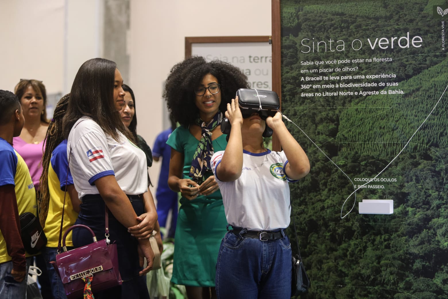 Os alunos, acompanhados dos professores, puderam ainda ampliar o conhecimento sobre a natureza durante passeio pela exposição “Floresta Sempre Viva”
