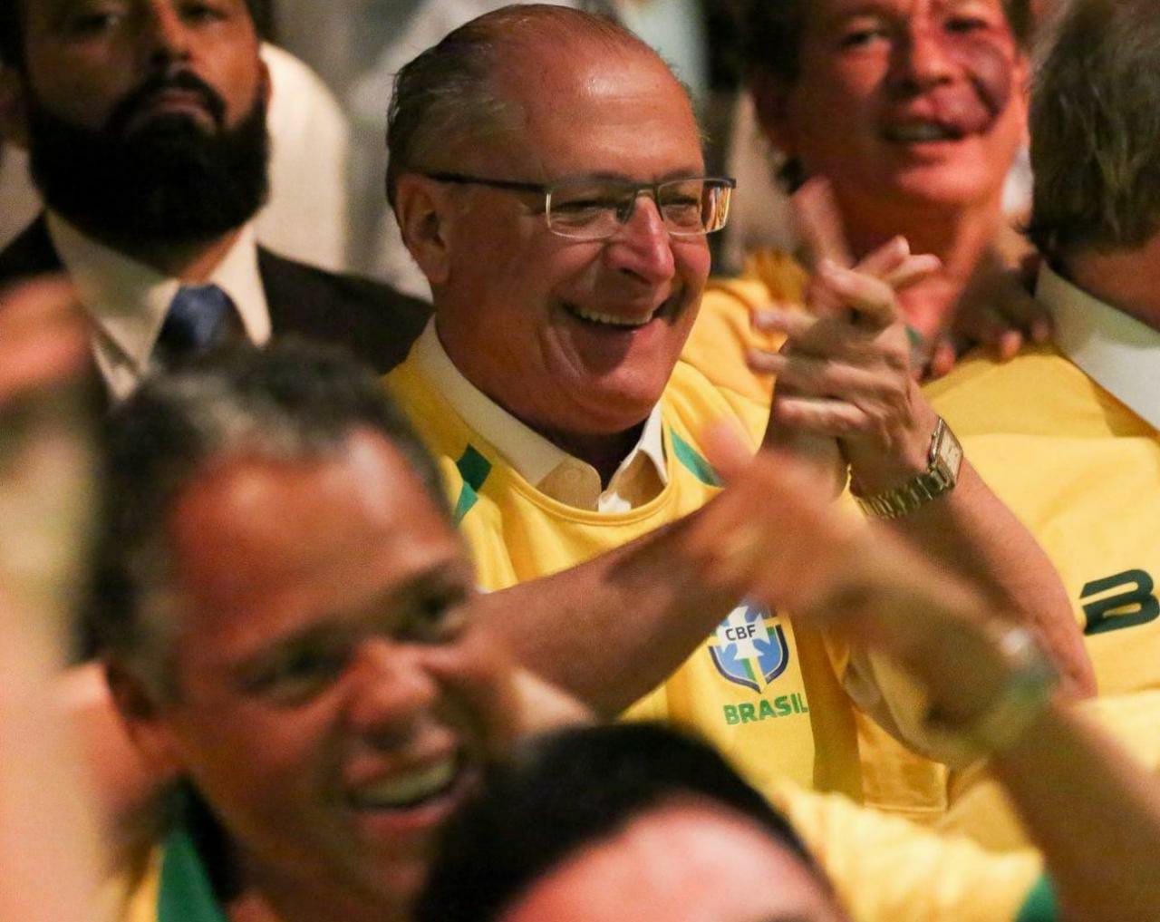 O grupo se reuniu na sede do governo de transição, onde houve a transmissão da partida por meio de um telão instalado em um dos auditórios do espaço