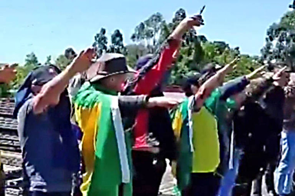Bolsonaristas fazem saudação nazista em ato golpista Bolsonaristas fazem saudação nazista em ato golpista