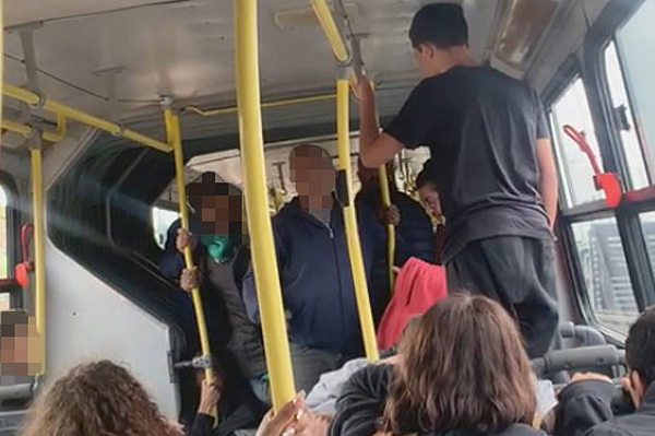 Bolsonaristas invadem ônibus com estudantes adolescentes, após supostamente serem provocados em Jundiaí (SP)
