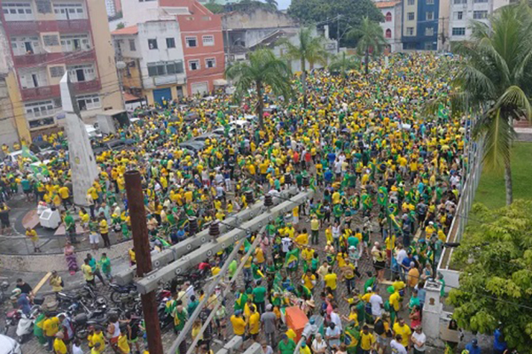Apoiadores de Bolsonaro participam de bloqueios em rodovias e manifestações em frente a quartéis Apoiadores de Bolsonaro participam de bloqueios em rodovias e manifestações em frente a quartéis