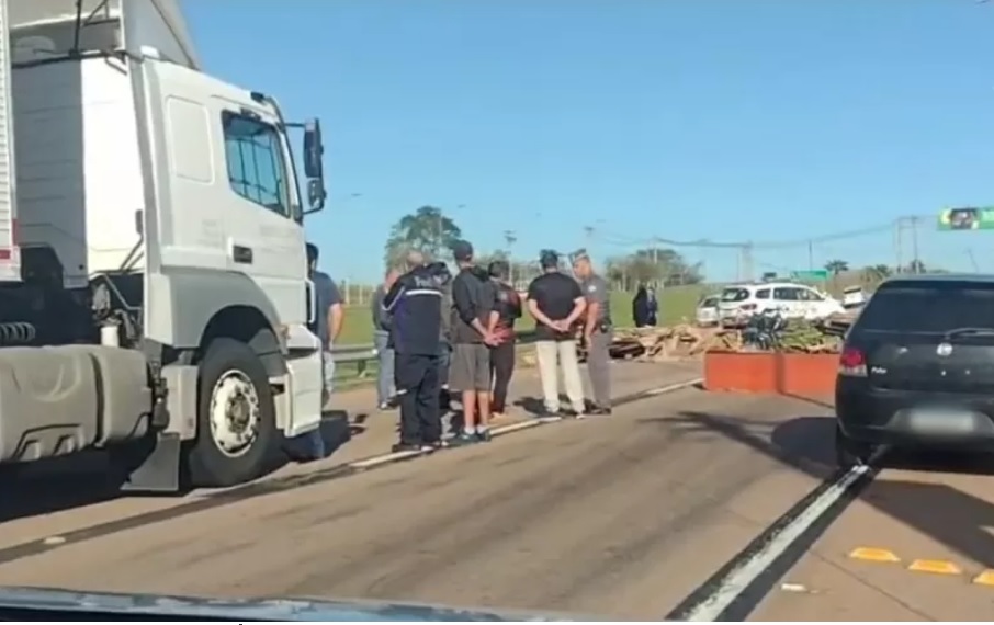Após bloqueio de bolsonaristas, acesso ao Aeroporto de Viracopos é liberado Após bloqueio de bolsonaristas, acesso ao Aeroporto de Viracopos é liberado