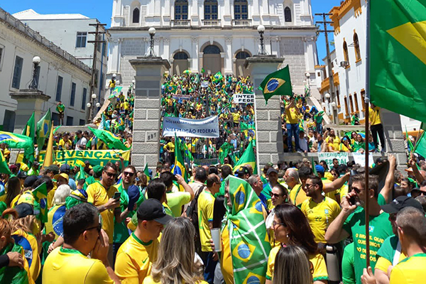 Manifestantes protestaram no Centro Histórico de Porto Alegre 