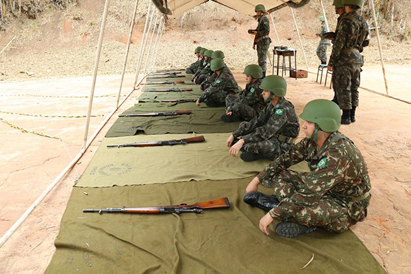 Membros do Tiro de Guerra recebem treinamento em armas 