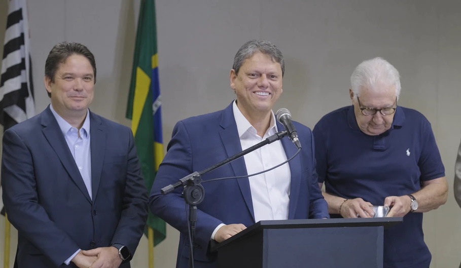 Na imagem, Tarcísio de Freitas e equipe de transição