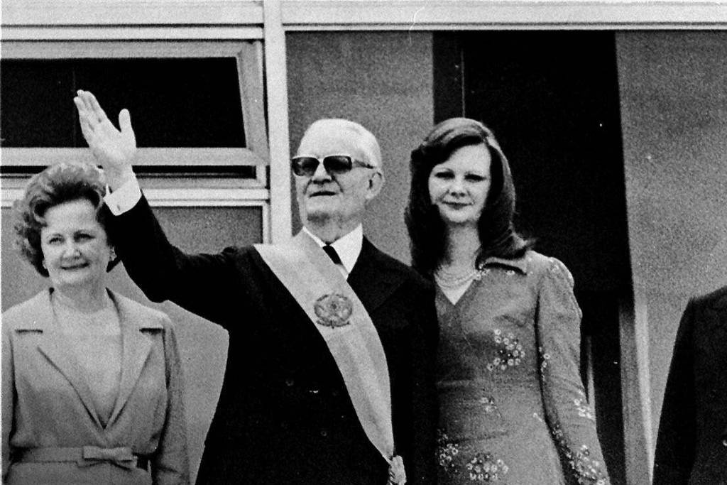 Logo após a transmissão do cargo no parlatório do Palácio do Planalto, o presidente Ernesto Geisel acena para populares na Praça Três Poderes durante cerimônia de sua posse, em Brasília (DF). Da esq. para dir.: a mulher, Lucy, Geisel, a filha Amália Lucy, e o vice-presidente Adalberto P. Santos
