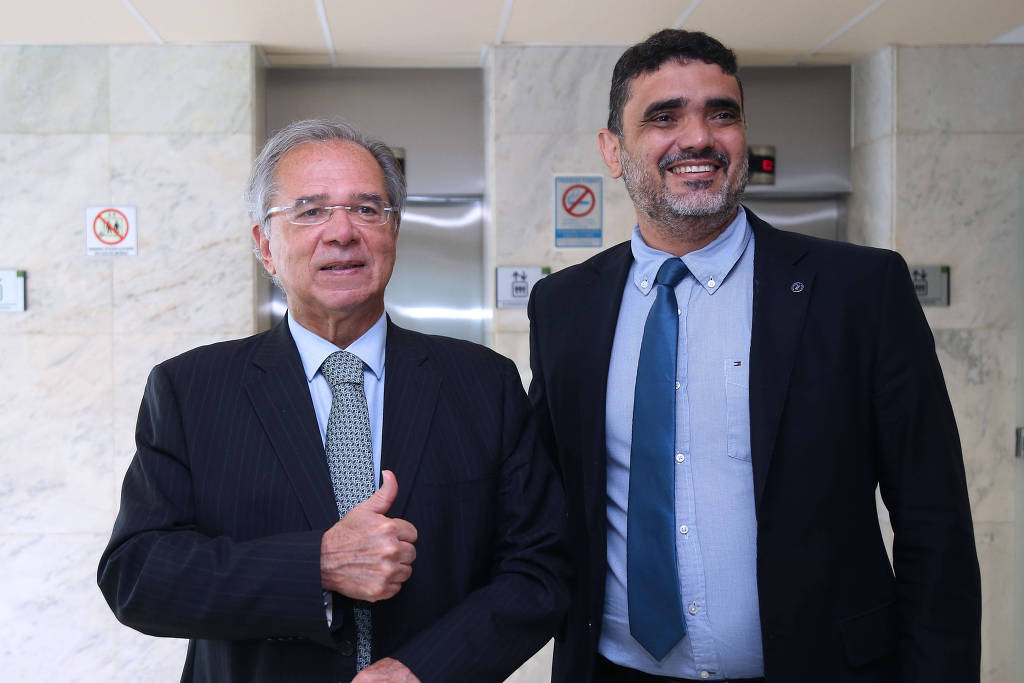 O ministro da Economia, Paulo Guedes, e o presidente do Ipea, Erik Figueiredo, durante evento da SPE (Secretaria de Política Econômica)