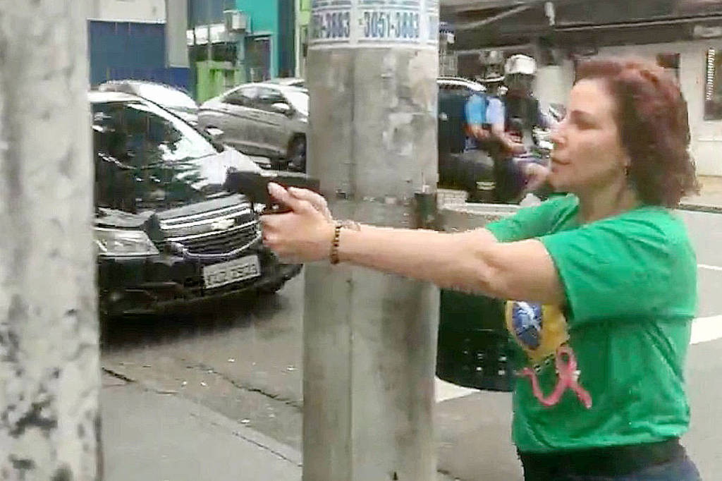 A deputada federal Carla Zambelli (PL-SP) saca arma e aponta no meio da rua para pessoa na travessa das Alamedas Joaquim Eugênio Lima e Lorena, na Bela Vista, centro expandido da capital paulista