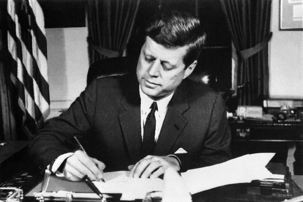 John Fitzgerald Kennedy assina na Casa Branca ordem de bloqueio naval a Cuba