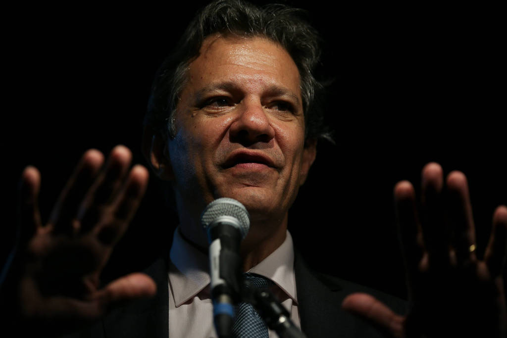 Anunciado pelo presidente eleito Lula para o Ministério da Fazenda, Fernando Haddad fala durante coletiva de imprensa no CCBB (Centro Cultural Banco do Brasil), em Brasília (DF)