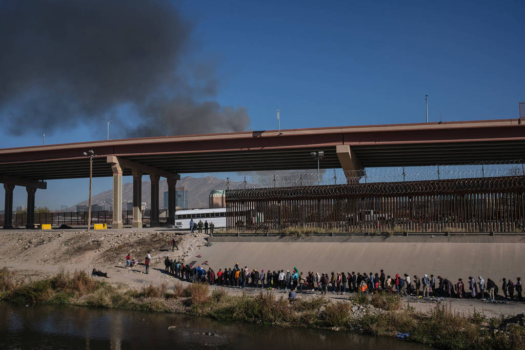 Imigrantes fazem fila em posto de controle na fronteira entre EUA e México em El Paso, no Texas Imigrantes fazem fila em posto de controle na fronteira entre EUA e México em El Paso, no Texas